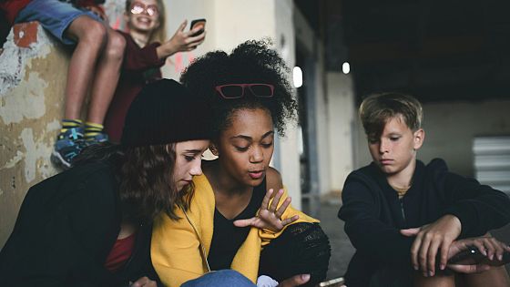 Cellulare a 12 anni e disturbi alimentari: le insidie dell’uso precoce della tecnologia