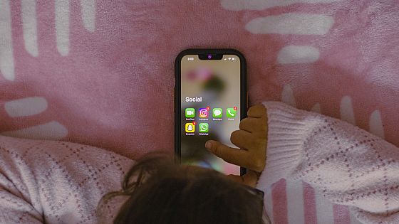 Nativi artificiali: crescere tra algoritmi e follower