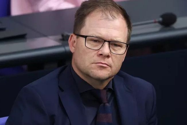 Il ministro tedesco Carsten Schneider: “La protezione del clima è la via d’uscita dalla crisi energetica” 