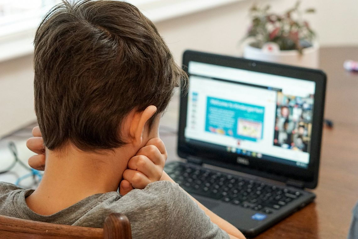 Gli abusi sui minori online sono un fenomeno in crescita, anche a causa dell’AI 