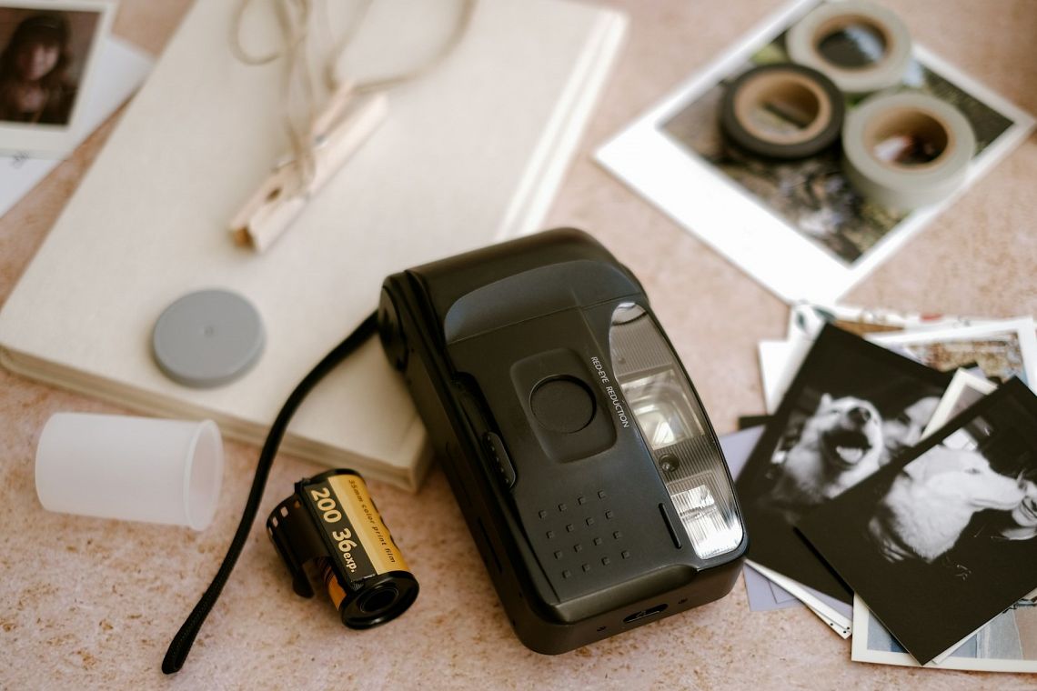 Meno schermi, più mani: il ritorno degli hobby analogici