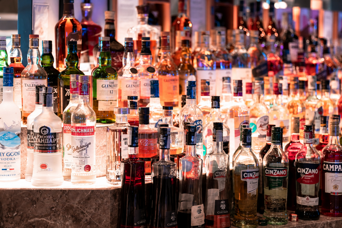 Alcol: il mondo beve meno, ma sta cambiando soprattutto il modo di bere