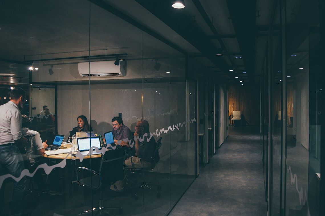 Lavoro e AI al 2030: quattro scenari non bastano, servono soglie decisionali