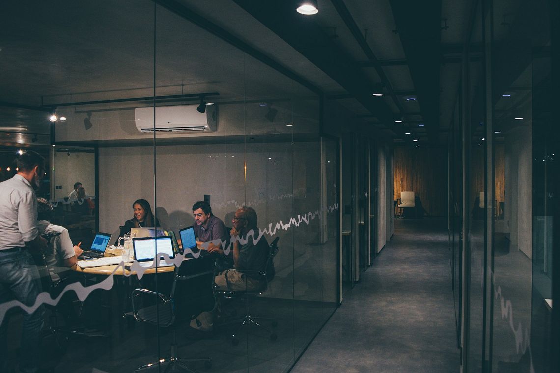Lavoro e AI al 2030: quattro scenari non bastano, servono soglie decisionali